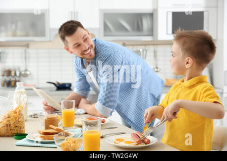 Vater und Sohn Mittagessen zu Hause in Stockfoto