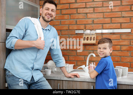 Vater und Sohn den Abwasch in der Küche Stockfoto