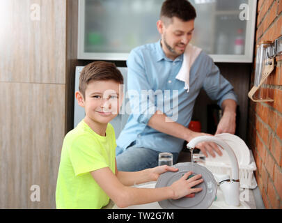 Vater und Sohn den Abwasch in der Küche Stockfoto