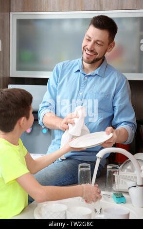 Vater und Sohn den Abwasch in der Küche Stockfoto