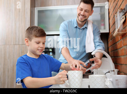 Vater und Sohn den Abwasch in der Küche Stockfoto