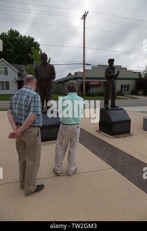 Zwei Männer Studie die Statuen der Brüder Friedrich und August Duesenberg außerhalb der Auburn Cord Duesenberg Museum in Auburn, Indiana, USA. Stockfoto