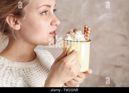Frau mit Metall Becher und schmecken lecker Kakao trinken mit Schlagsahne, Nahaufnahme Stockfoto