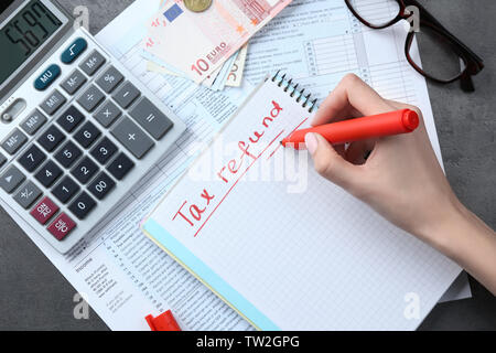 Frau, die fest im Notebook, Nahaufnahme. Steuerrückerstattung Konzept Stockfoto