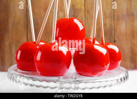Köstliche urlaub Äpfel auf Glas Kuchen gegen Holz- Hintergrund Stockfoto