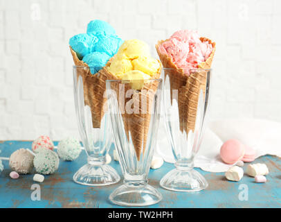 Verschiedene Eis in der Waffel Kegel auf hellen Hintergrund Stockfoto