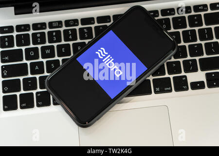 18. Juni 2019, Ljubljana, Slowenien - Smartphone auf einer PC-Tastatur mit Libra Münze Logo, neue globale's Facebook cryptocurrency für Transaktionen verwendet Stockfoto