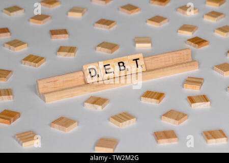Scrabble Spiel Holz Fliesen Rechtschreibung 'Debt' Stockfoto