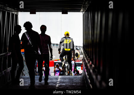Monte Carlo / Monaco - 25/02/2019 - #27 Nico Hülkenberg (GER, Renault F1 Team, R.S. 19) Reiten sein Fahrrad auf die Monaco boxengasse vor dem Start des RP3-ah Stockfoto