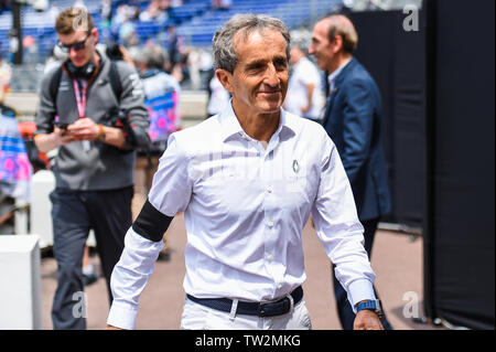 Monte Carlo / Monaco - 25/02/2019 - F1-Legende Alain Prost (FRA), der ein schwarzes Farbband im Gedächtnis der späten Niki Lauda in der boxengasse vor dem Start Stockfoto