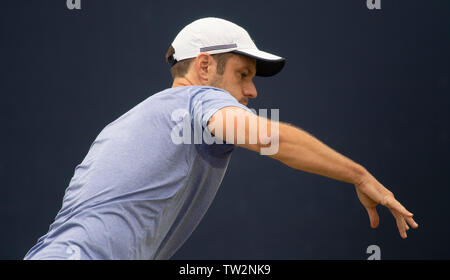 Die Queens Club, London, Großbritannien. 18. Juni 2019. Tag 2 des Fieber Baum Meisterschaften. Spieler auf Praxis Gericht. Stockfoto