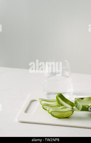 Frische Aloe Vera Blätter und Glas von Aloe vera Saft gesundes Getränk auf weißem Hintergrund Stockfoto