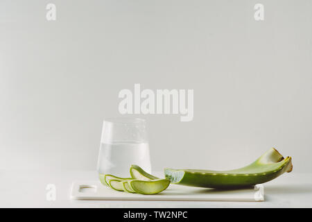 Frische Aloe Vera Blätter und Glas von Aloe vera Saft gesundes Getränk auf weißem Hintergrund Stockfoto