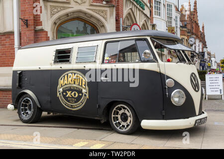 Marmite VW camper Bus in Matt Schwarz und Weiß große Leichtmetallfelgen geteilte Frontscheibe safari Windows besonders alter marmite Logo auf VW öffentliche Veranstaltung Horsham Stockfoto