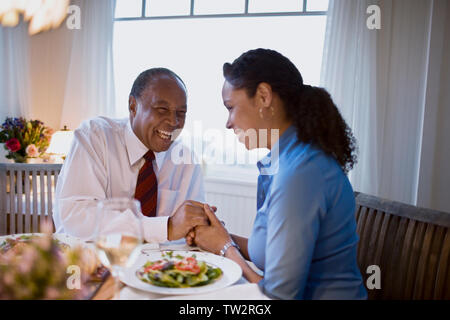 Reifes Paar Abendessen in Ihrem Haus Stockfoto