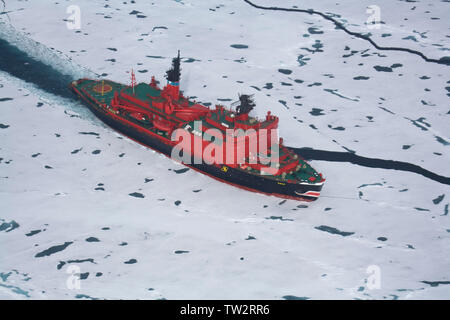 Luftbild des russischen Eisbrecher Yamal Reisen durch Eis auf dem Weg zum Nordpol. Stockfoto