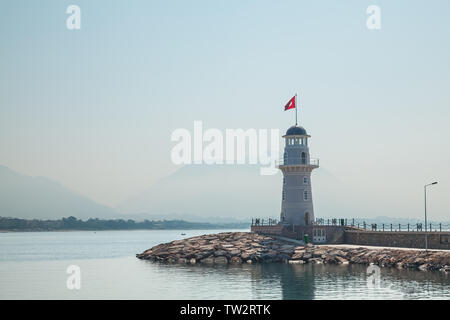 Meer Leuchtturm. Leuchtturm in Alanya, Antalya, Türkei. Beliebtes Touristenziel. Landschaft mit Leuchtturm im Hafen von Alanya an Stockfoto