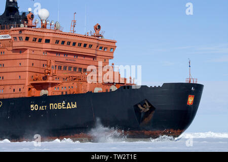 Luftaufnahme der weltweit größten nuklearen Eisbrecher, 50 Jahre Sieg, ein arktika Klasse Schiff, auf dem Weg zum Nordpol Touristen unter 90 Grad. Stockfoto