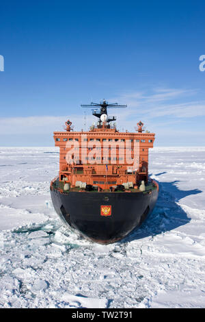 Luftaufnahme der weltweit größten nuklearen Eisbrecher, 50 Jahre Sieg, ein arktika Klasse Schiff, auf dem Weg zum Nordpol Touristen unter 90 Grad. Stockfoto