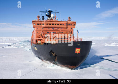 Luftaufnahme der weltweit größten nuklearen Eisbrecher, 50 Jahre Sieg, ein arktika Klasse Schiff, auf dem Weg zum Nordpol Touristen unter 90 Grad. Stockfoto