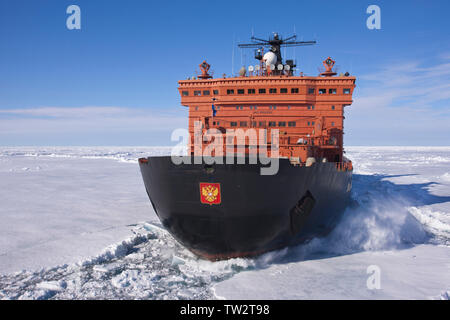 Luftaufnahme der weltweit größten nuklearen Eisbrecher, 50 Jahre Sieg, ein arktika Klasse Schiff, auf dem Weg zum Nordpol Touristen unter 90 Grad. Stockfoto