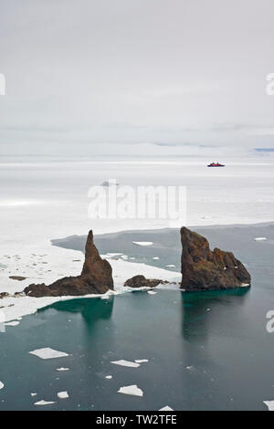 Luftaufnahme von Kap Tegethoff, Franz Josef Land, russische Arktis. Auf dem Weg nach Murmansk vom Nordpol. Stockfoto