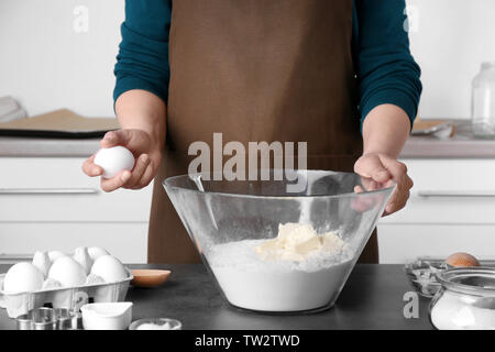 Frau, die Teig für Butter Cookies in der Küche Stockfoto