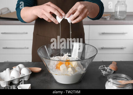 Frau, die Teig für Butter Cookies in der Küche Stockfoto