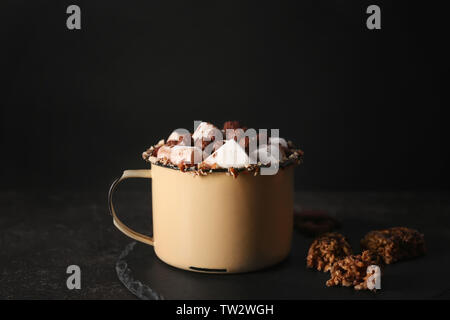 Tasse Kakao mit Marshmallows auf Tisch Stockfoto