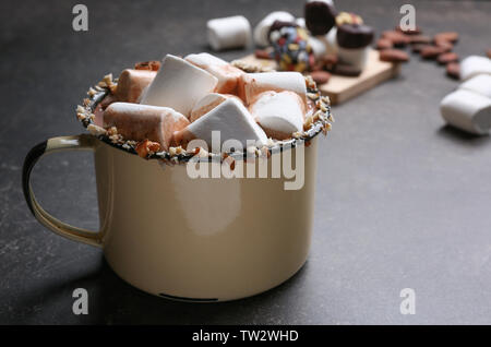 Tasse Kakao mit Marshmallows auf Tisch Stockfoto