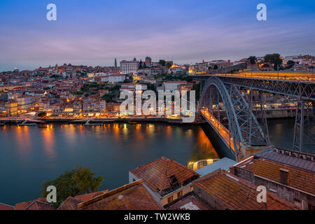 Porto bei Sonnenuntergang, Blick über den Rio Douro und die Ponte Luis I Brücke. Stockfoto