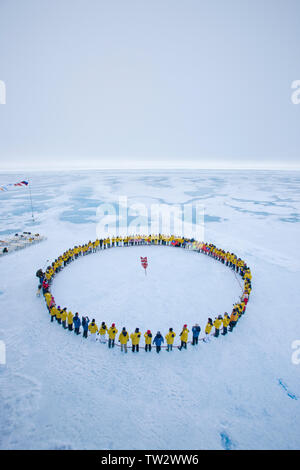 Touristen form Kreis am Nordpol nach Erreichen von 90 Grad Nord auf russischen Eisbrecher 50 Jahre Sieg. Juli 2008. Stockfoto