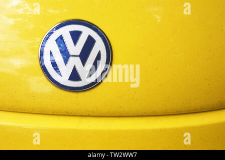 Weiß und blau mit Symbol imitieren Volkswagen Symbol auf schäbige gelbe Haube von gefälschten Chinesischen Nachbau der Volkswagen Käfer. Stockfoto