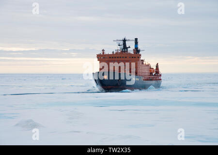 Die weltweit größte nukleare Icebreaker, 50 Jahre des Sieges, durch Quark Expeditionen für die Reise zum Nordpol gechartert. Luftaufnahme von Schiff im Eis. Stockfoto