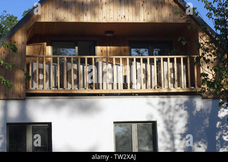 Viele externe Klimaanlagen auf Haus Balkon platziert ummantelt mit Holz Stockfoto