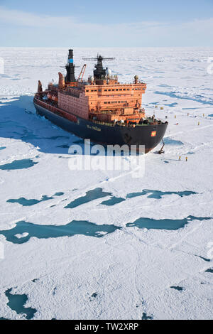 Die weltweit größte nukleare Icebreaker, 50 Jahre des Sieges, durch Quark Expeditionen für die Reise zum Nordpol gechartert. Luftaufnahme von Schiff im Eis. Stockfoto