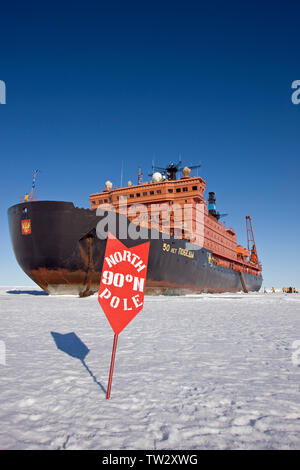 Die weltweit größte nukleare Icebreaker, 50 Jahre des Sieges, durch Quark Expeditionen für die Reise zum Nordpol gechartert. Luftaufnahme von Schiff im Eis. Stockfoto