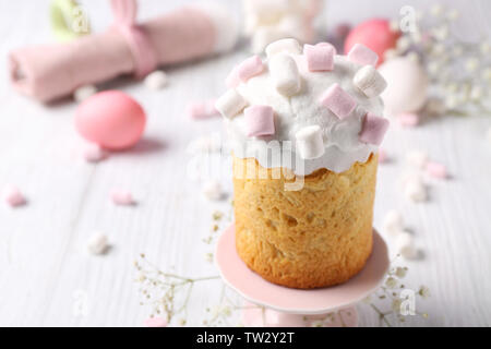 Leckere Osterkuchen mit Marshmallow auf Licht Tabelle eingerichtet Stockfoto