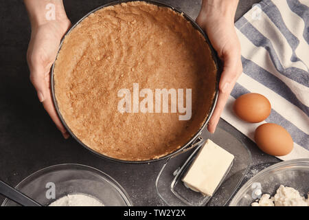 Frau, die leckeren Käsekuchen auf Küche Stockfoto