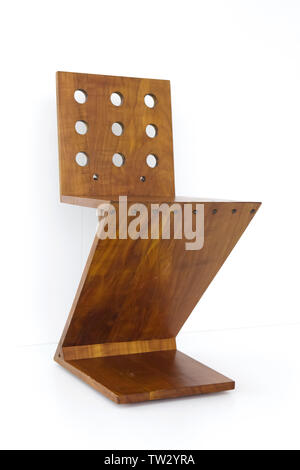 Zig-Zag Chair (1932) von dem Niederländischen Möbel designer Gerrit Rietveld auf Anzeige in der Pinakothek der Moderne in München, Bayern, Deutschland. Stockfoto