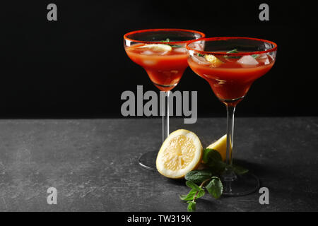 Leckere Cocktails mit Tequila auf schwarzem Hintergrund Stockfoto