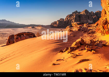 Die Sonne in der jordanischen Wüste im Wadi Rum oder das Tal des Mondes. Stockfoto