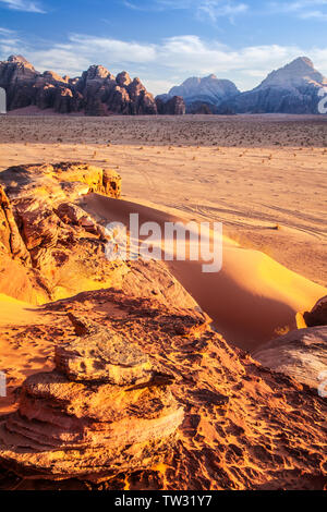 Die Sonne in der jordanischen Wüste im Wadi Rum oder das Tal des Mondes. Stockfoto
