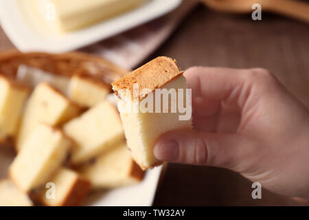 Detailansicht der Frau mit Butter Kuchen Stück über Tabelle Stockfoto