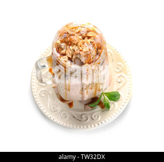 Leckeren Joghurt Parfait in jar auf weißem Hintergrund Stockfoto