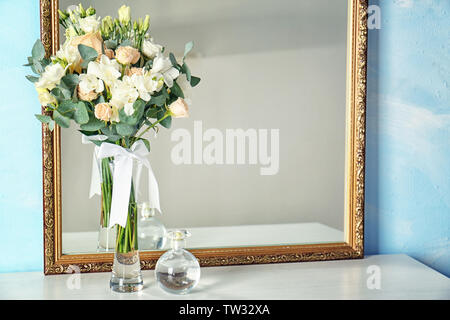 Schönen Blumenstrauß mit Freesie Blumen in der Vase auf dem Tisch Stockfoto