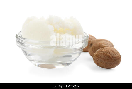 Shea Butter in der Schüssel und Muttern isoliert auf weißem Stockfoto