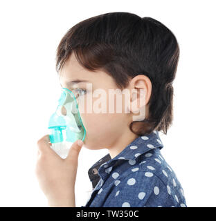 Junge mit Asthma Maschine auf weißem Hintergrund Stockfoto