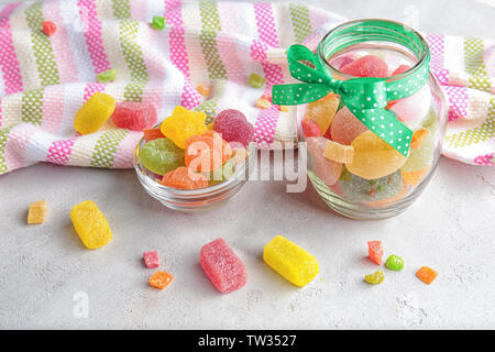 Zusammensetzung mit leckeren Süßigkeiten auf Tisch Stockfoto