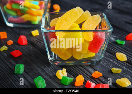 Zusammensetzung mit leckeren Süßigkeiten auf Tisch Stockfoto